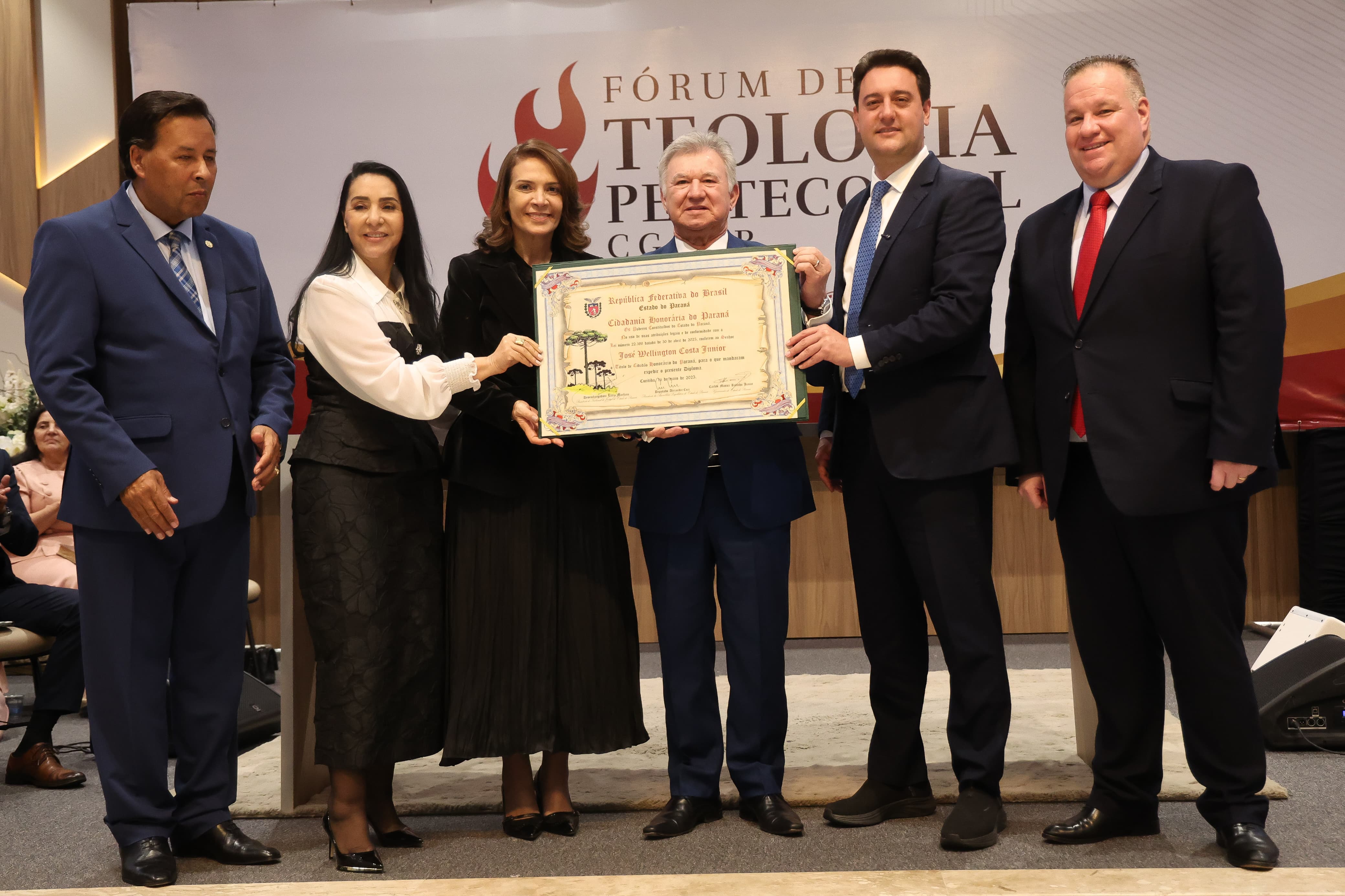 Homenagens e reconhecimento marcam a segunda noite do Fórum de Teologia Pentecostal em Cascavel Homenagens e reconhecimento marcam a segunda noite do Fórum de Teologia Pentecostal em Cascavel